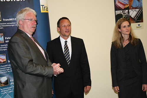 Personen (v.l.n.r.): Staatsminister Jörg-Uwe Hahn, Dr. Peter Stumpf, Dr. Iris Stallkamp