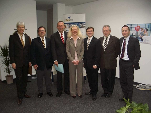 Friedbergs Bürgermeister Michael Keller, Prof. Dr. Frank Ehrenheim, Landrat Joachim Arnold, F+P-Mitarbeiterin Claudia Große, F+P-Geschäftsführer Wolfgang Lutz, FH-Präsident Prof. Dr. Günther Grabatin, TransMIT-Geschäftsführer Dr. Christian Schulze(v.l.n.r.)